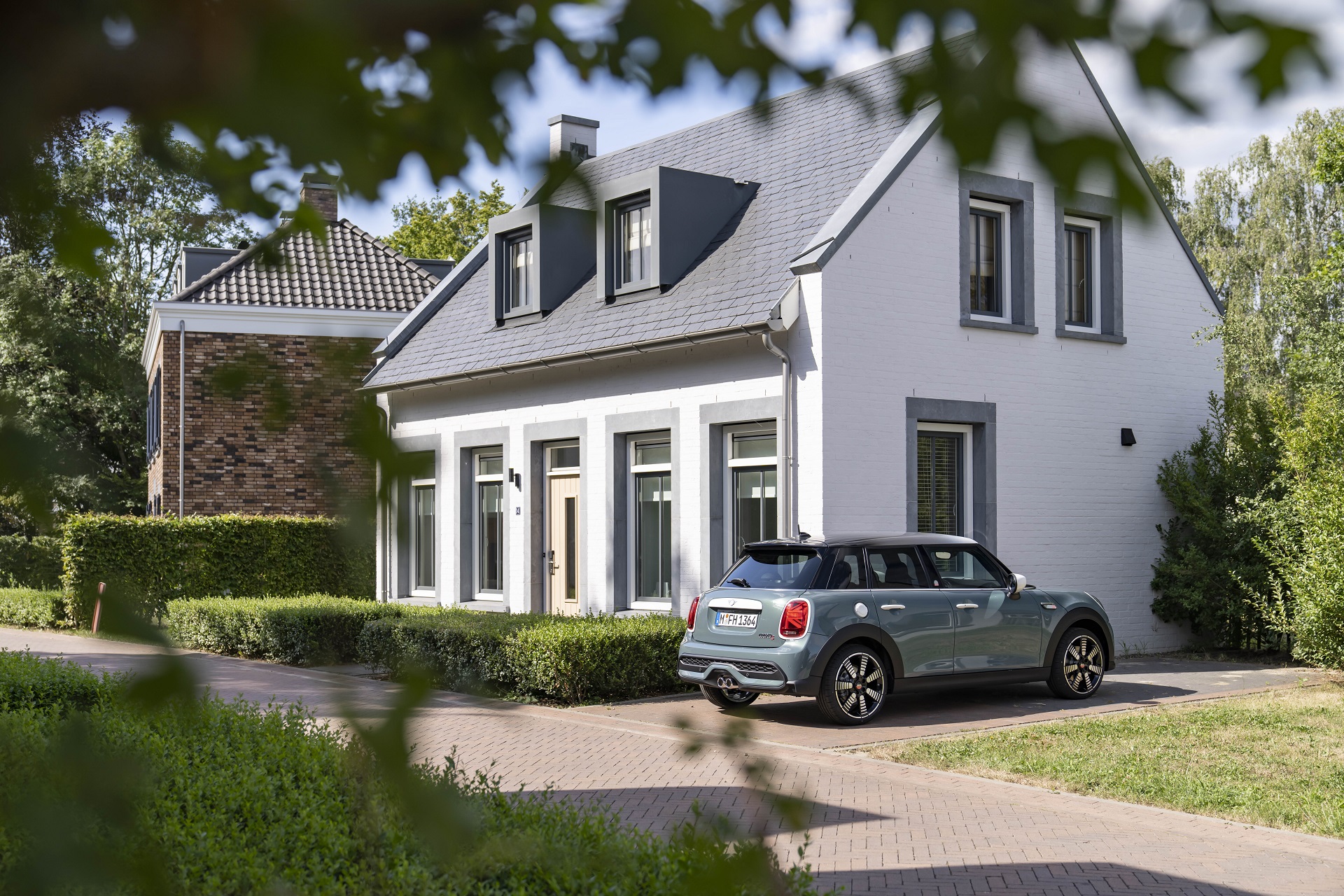 2023 MINI Cooper S 5-door Multitone Edition Rear Three-Quarter Wallpapers (5)