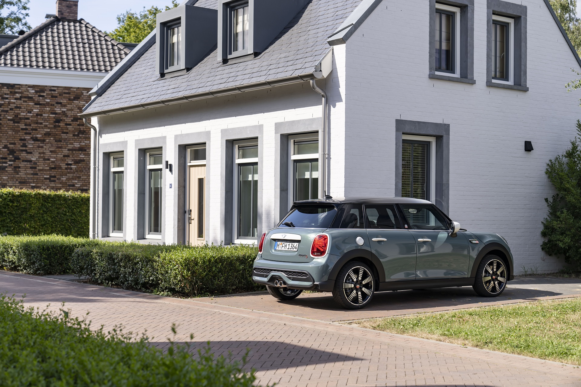 2023 MINI Cooper S 5-door Multitone Edition Rear Three-Quarter Wallpapers (6)