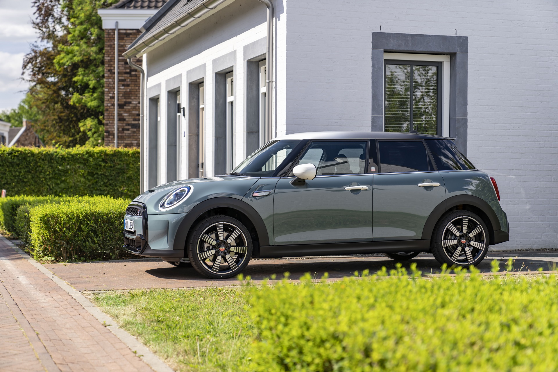 2023 MINI Cooper S 5-door Multitone Edition Side Wallpapers (10)
