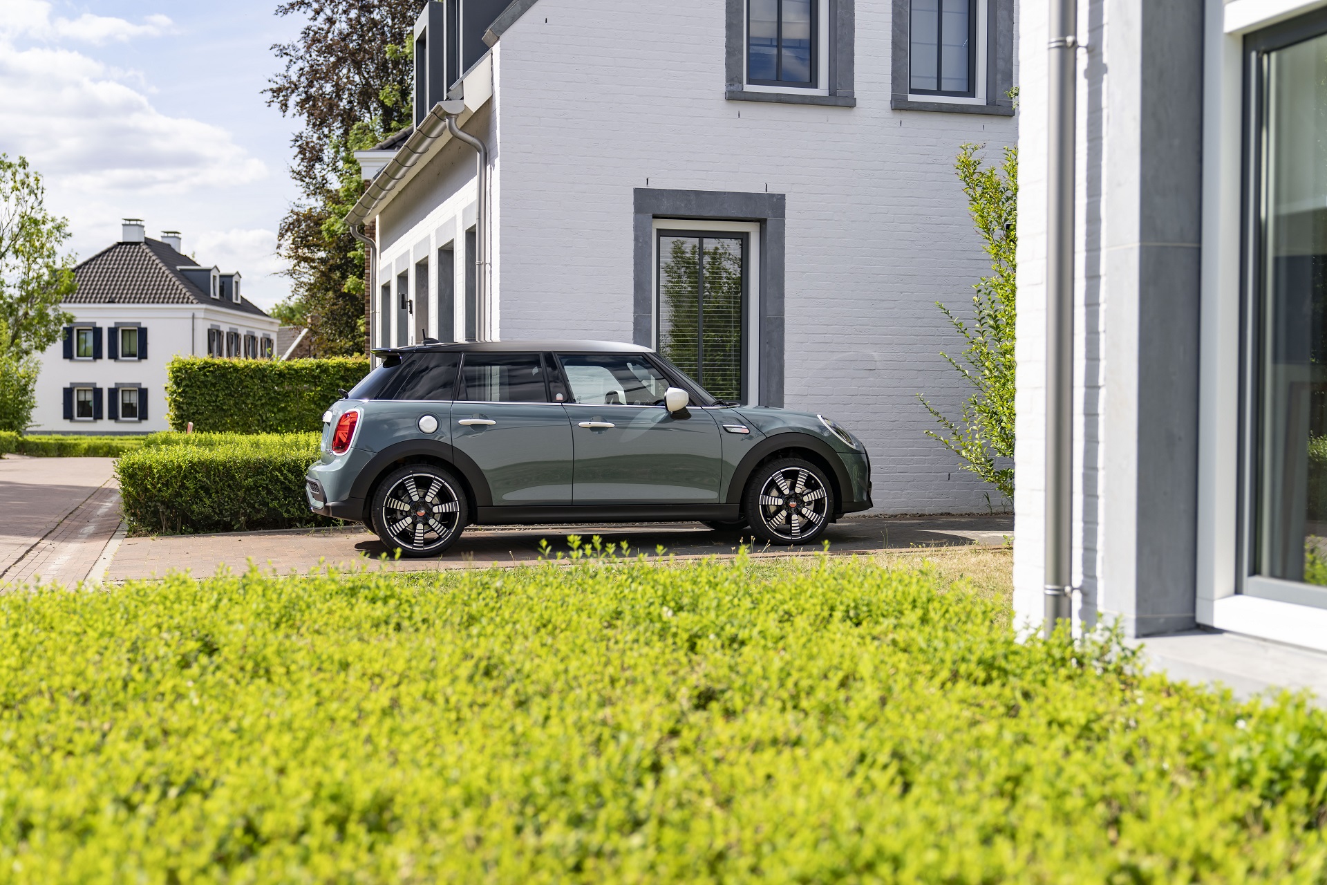 2023 MINI Cooper S 5-door Multitone Edition Side Wallpapers (8)