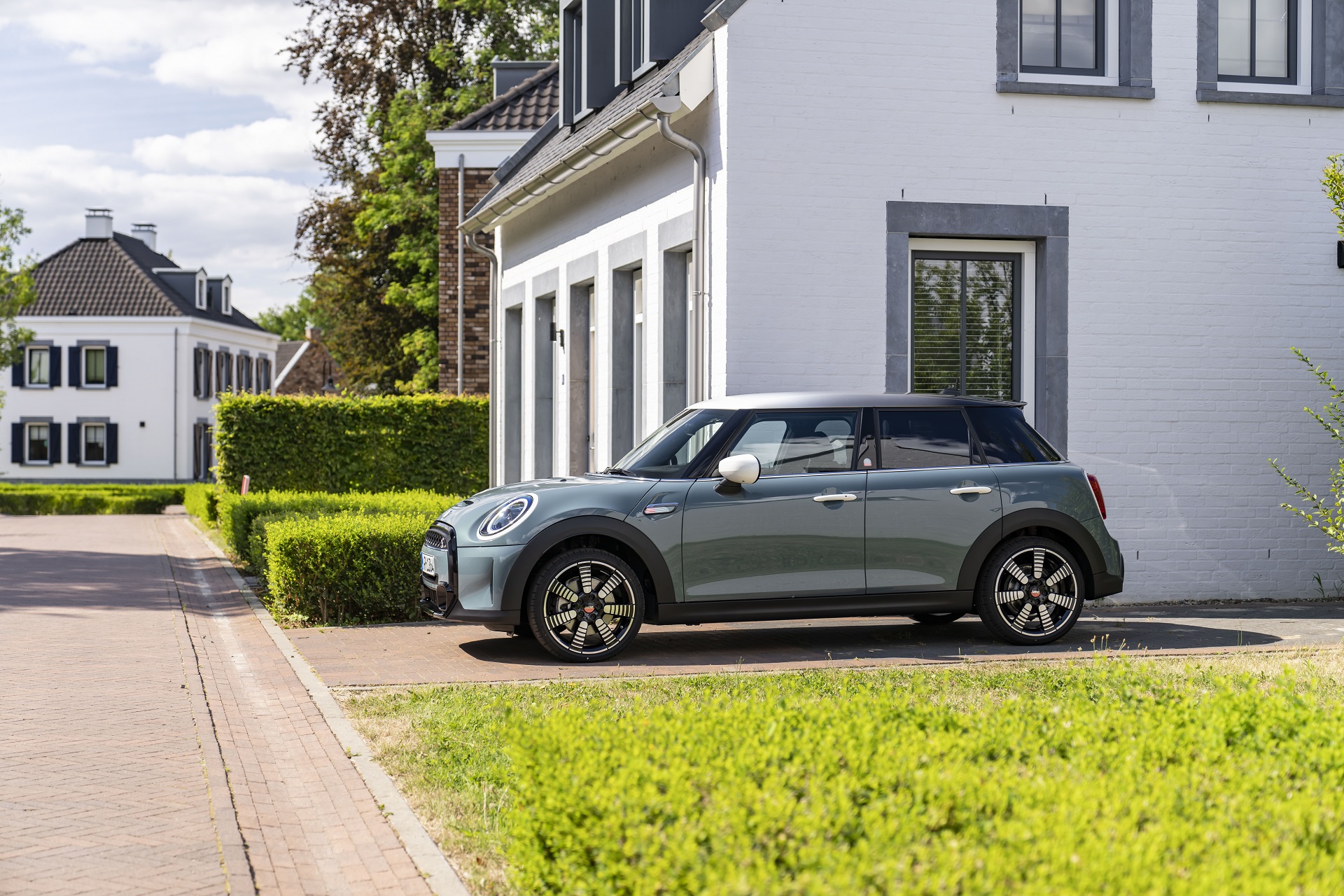 2023 MINI Cooper S 5-door Multitone Edition Side Wallpapers  (12)