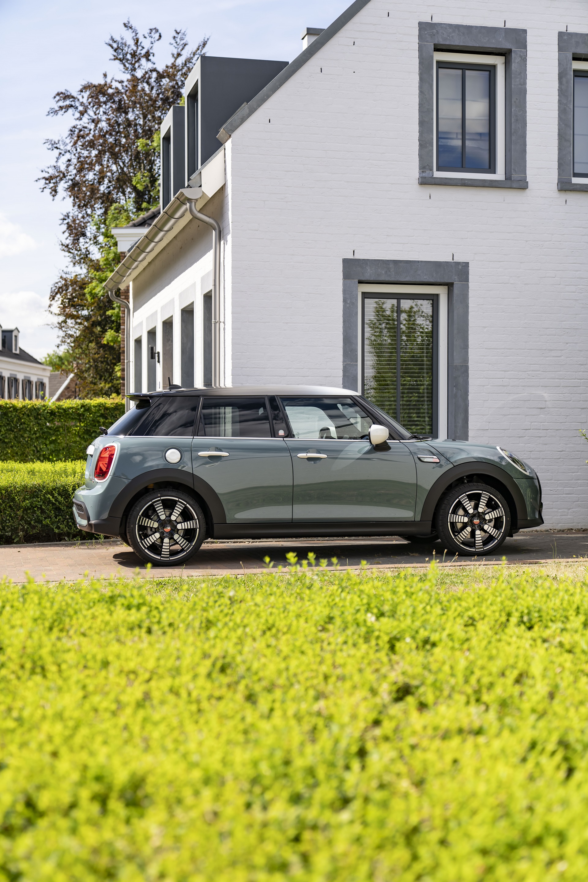 2023 MINI Cooper S 5-door Multitone Edition Side Wallpapers (9)