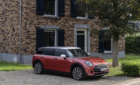 2023 MINI Cooper S Clubman Multitone Edition Front Three-Quarter Wallpapers 450x275 (2)