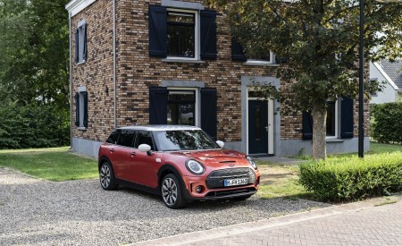 2023 MINI Cooper S Clubman Multitone Edition Front Three-Quarter Wallpapers 450x275 (3)