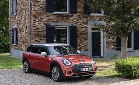 2023 MINI Cooper S Clubman Multitone Edition Front Three-Quarter Wallpapers 450x275 (4)