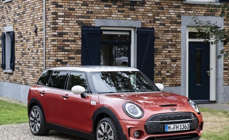 2023 MINI Cooper S Clubman Multitone Edition Front Three-Quarter Wallpapers 450x275 (5)