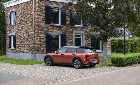 2023 MINI Cooper S Clubman Multitone Edition Rear Three-Quarter Wallpapers 450x275 (8)