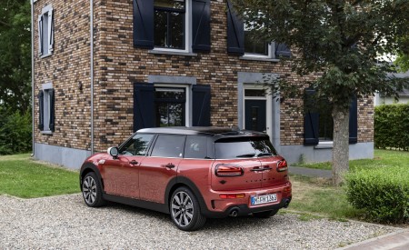 2023 MINI Cooper S Clubman Multitone Edition Rear Three-Quarter Wallpapers 450x275 (9)