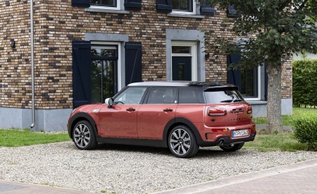 2023 MINI Cooper S Clubman Multitone Edition Rear Three-Quarter Wallpapers 450x275 (10)