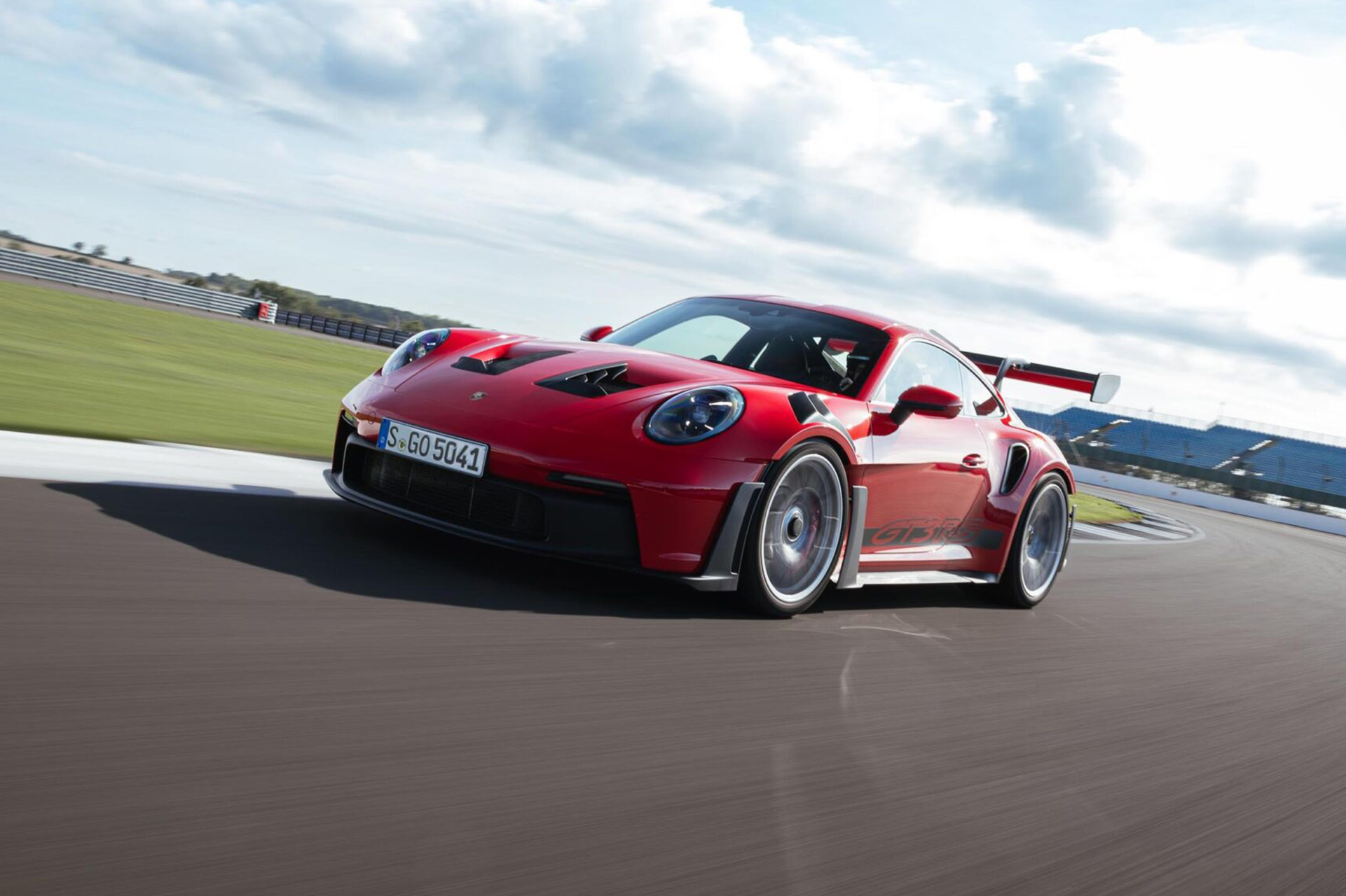 2023 Porsche 911 GT3 RS (Color: Guards Red) Front Three-Quarter Wallpapers (5)