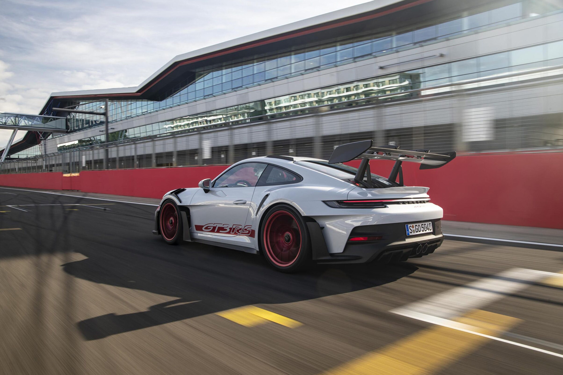 2023 Porsche 911 GT3 RS (Color: Ice Grey Metallic) Rear Three-Quarter Wallpapers #53 of 153