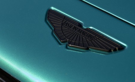 2023 Aston Martin DBX707 (Color: Q 2022 F1 Green) Badge Wallpapers 450x275 (103)