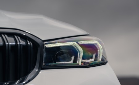 2023 BMW 330e xDrive Touring UK version Headlight Wallpapers 450x275 (18)