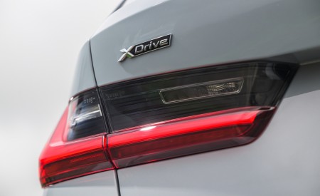 2023 BMW 330e xDrive Touring UK version Tail Light Wallpapers 450x275 (22)