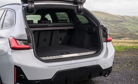 2023 BMW 330e xDrive Touring UK version Trunk Wallpapers 450x275 (30)