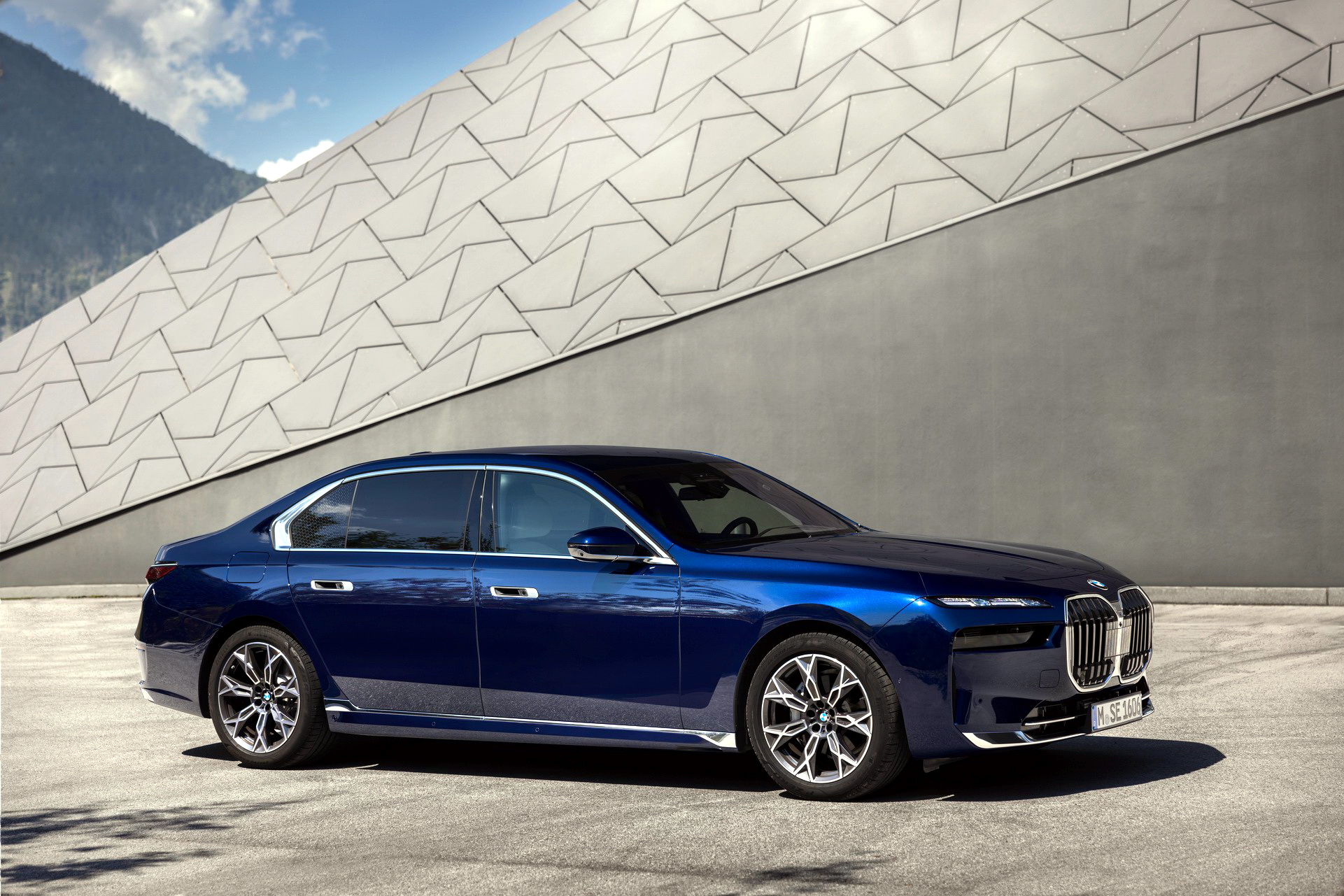 2023 BMW 740d xDrive Front Three-Quarter Wallpapers (11)