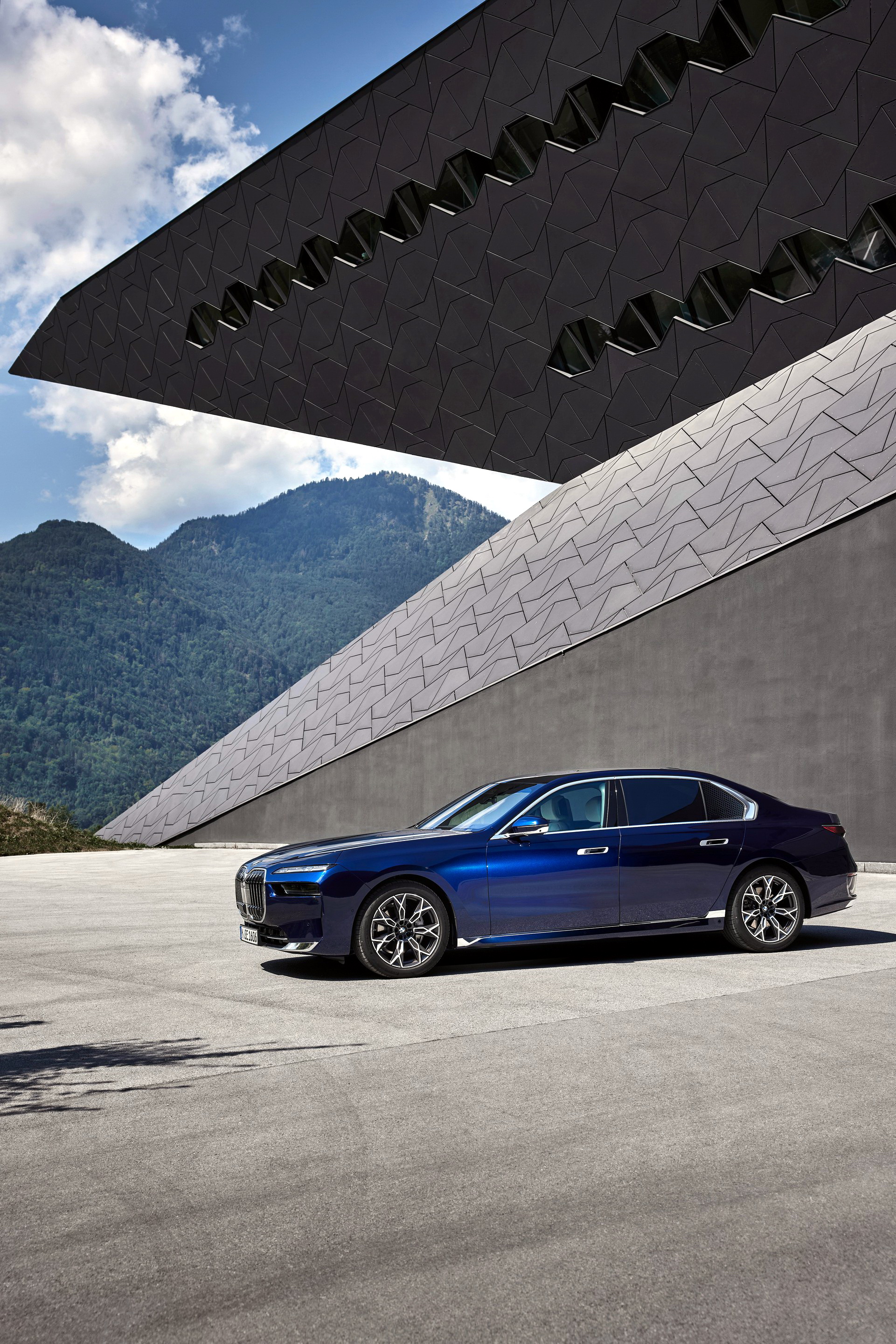 2023 BMW 740d xDrive Front Three-Quarter Wallpapers (12)