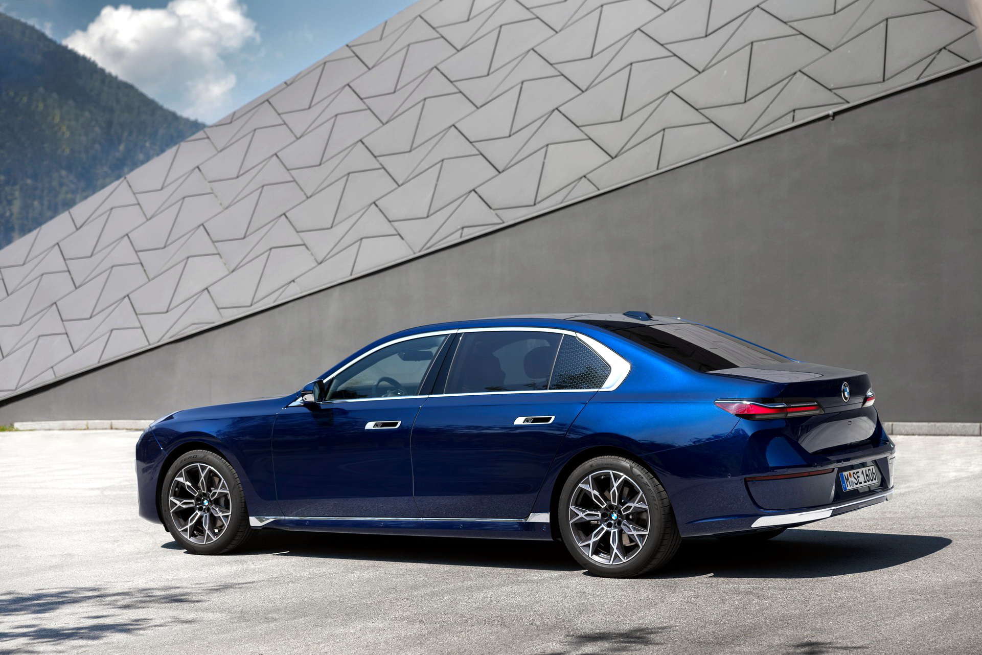 2023 BMW 740d xDrive Rear Three-Quarter Wallpapers (15)