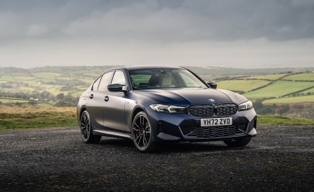 2023 BMW M340i xDrive Sedan UK version Front Three-Quarter Wallpapers 450x275 (16)