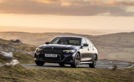 2023 BMW M340i xDrive Sedan UK version Front Three-Quarter Wallpapers 450x275 (10)