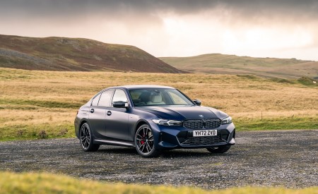 2023 BMW M340i xDrive Sedan UK version Front Three-Quarter Wallpapers 450x275 (17)