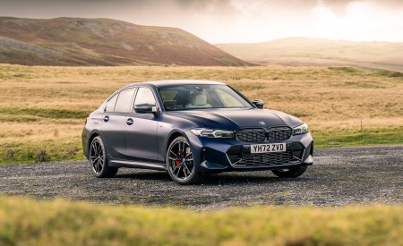 2023 BMW M340i xDrive Sedan UK version Front Three-Quarter Wallpapers 450x275 (18)