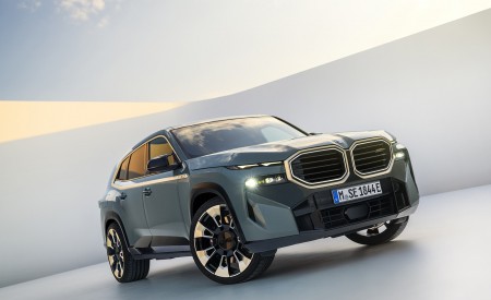 2023 BMW XM Front Three-Quarter Wallpapers  450x275 (75)