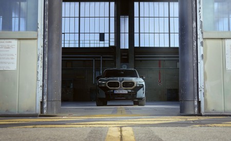 2023 BMW XM Front Wallpapers 450x275 (51)