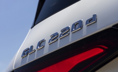 2023 Mercedes-Benz GLC 220d 4MATIC AMG Line (Color: MANUFAKTUR Diamond White Bright) Badge Wallpapers 450x275 (29)