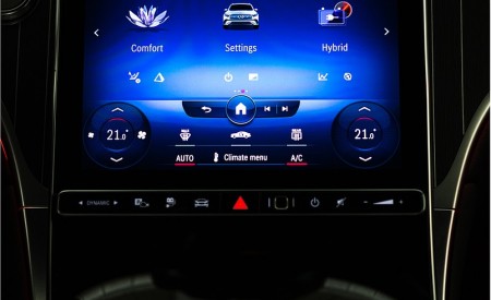 2023 Mercedes-Benz GLC 220d 4MATIC AMG Line (Color: MANUFAKTUR Diamond White Bright) Central Console Wallpapers 450x275 (37)