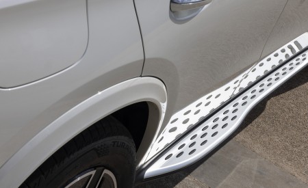 2023 Mercedes-Benz GLC 220d 4MATIC AMG Line (Color: MANUFAKTUR Diamond White Bright) Detail Wallpapers 450x275 (26)