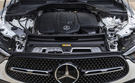 2023 Mercedes-Benz GLC 220d 4MATIC AMG Line (Color: MANUFAKTUR Diamond White Bright) Engine Wallpapers 450x275 (30)