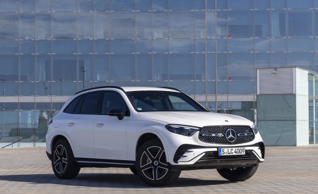 2023 Mercedes-Benz GLC 220d 4MATIC AMG Line (Color: MANUFAKTUR Diamond White Bright) Front Three-Quarter Wallpapers 450x275 (16)