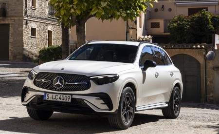2023 Mercedes-Benz GLC 220d 4MATIC AMG Line (Color: MANUFAKTUR Diamond White Bright) Front Three-Quarter Wallpapers 450x275 (10)