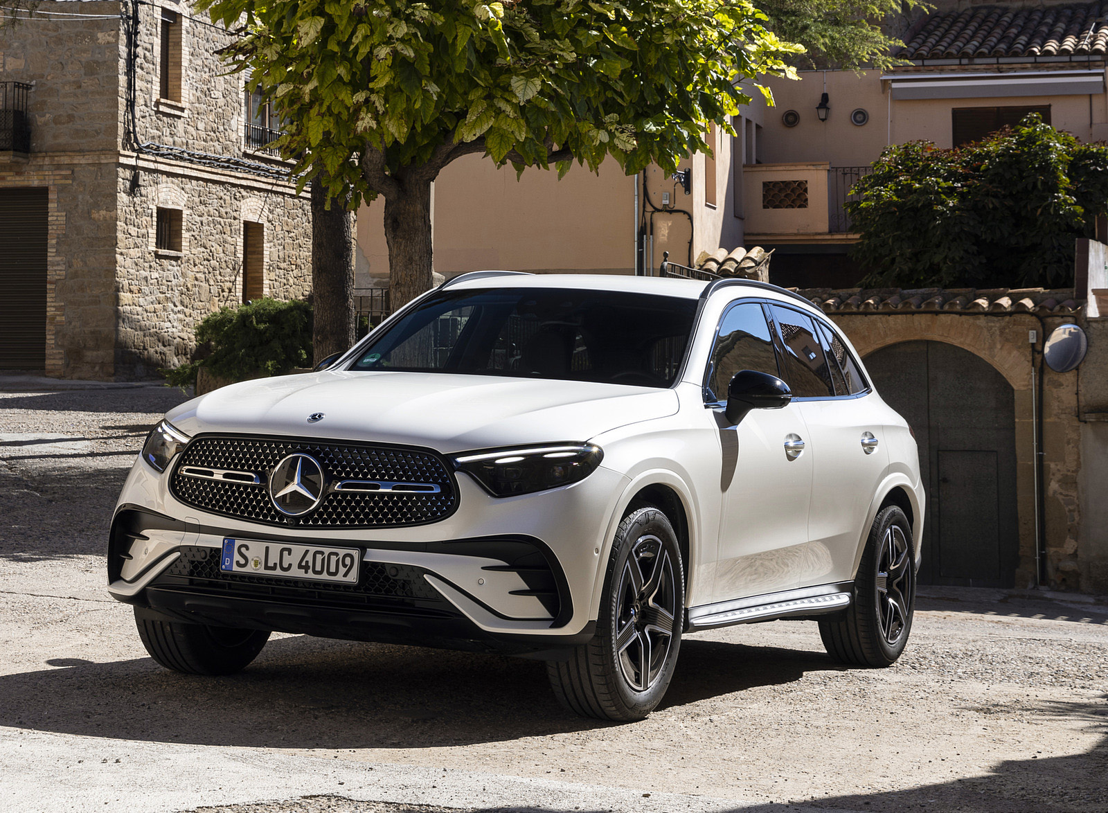 2023 Mercedes-Benz GLC 220d 4MATIC AMG Line (Color: MANUFAKTUR Diamond White Bright) Front Three-Quarter Wallpapers (10)