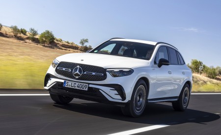 2023 Mercedes-Benz GLC 220d 4MATIC AMG Line (Color: MANUFAKTUR Diamond White Bright) Front Three-Quarter Wallpapers 450x275 (5)