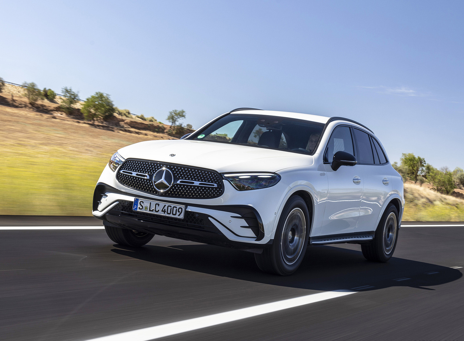 2023 Mercedes-Benz GLC 220d 4MATIC AMG Line (Color: MANUFAKTUR Diamond White Bright) Front Three-Quarter Wallpapers (6)