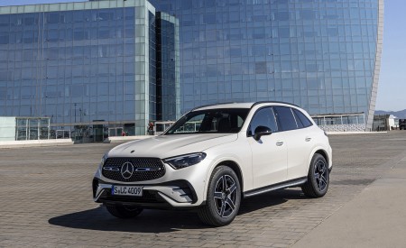 2023 Mercedes-Benz GLC 220d 4MATIC AMG Line (Color: MANUFAKTUR Diamond White Bright) Front Three-Quarter Wallpapers 450x275 (17)