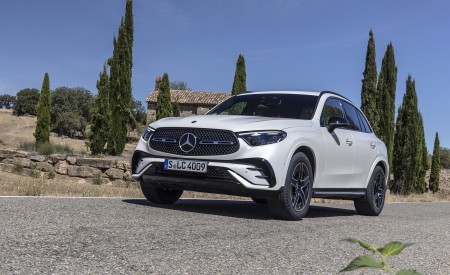 2023 Mercedes-Benz GLC 220d 4MATIC AMG Line (Color: MANUFAKTUR Diamond White Bright) Front Three-Quarter Wallpapers 450x275 (11)