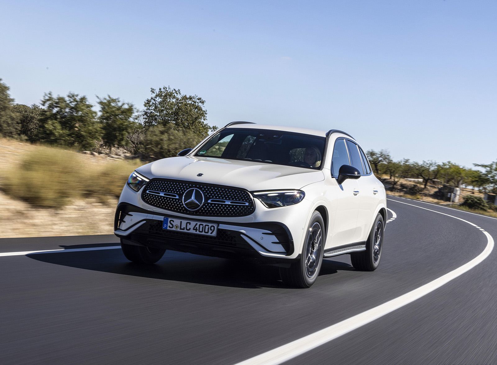 2023 Mercedes-Benz GLC 220d 4MATIC AMG Line (Color: MANUFAKTUR Diamond White Bright) Front Three-Quarter Wallpapers (1)