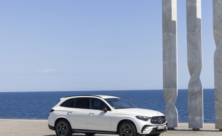 2023 Mercedes-Benz GLC 220d 4MATIC AMG Line (Color: MANUFAKTUR Diamond White Bright) Front Three-Quarter Wallpapers 450x275 (15)
