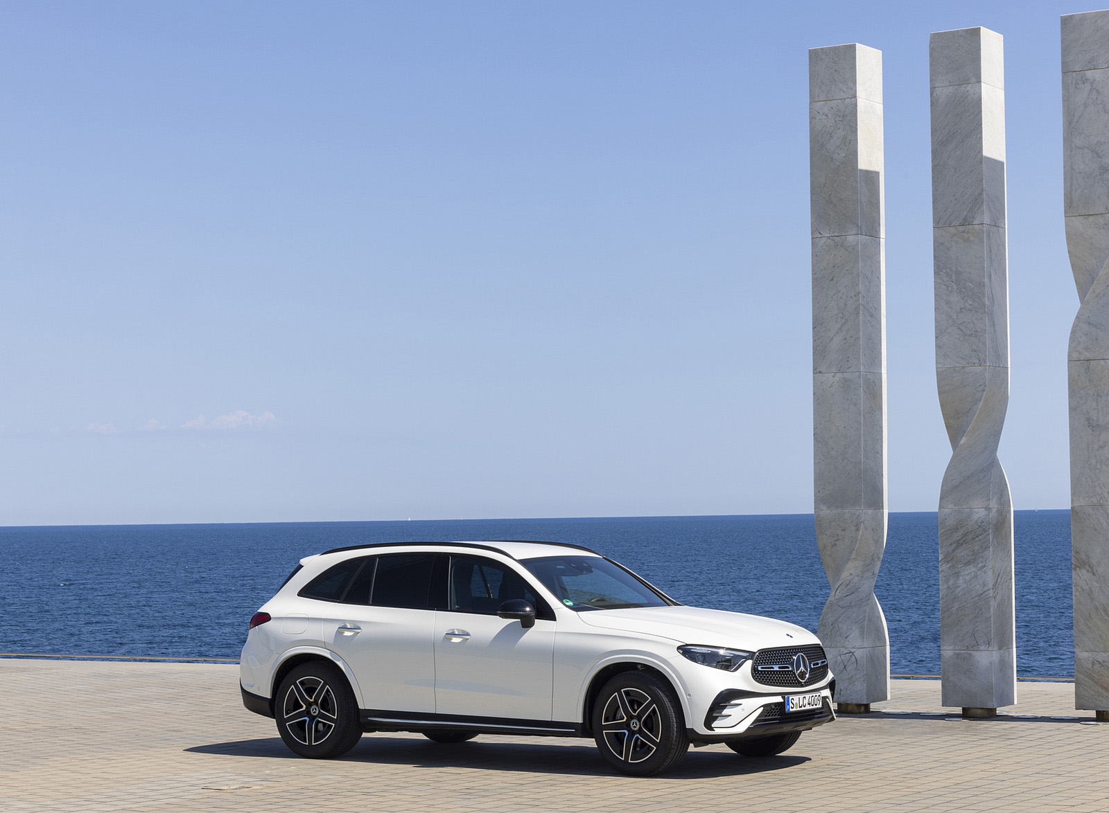 2023 Mercedes-Benz GLC 220d 4MATIC AMG Line (Color: MANUFAKTUR Diamond White Bright) Front Three-Quarter Wallpapers (15)