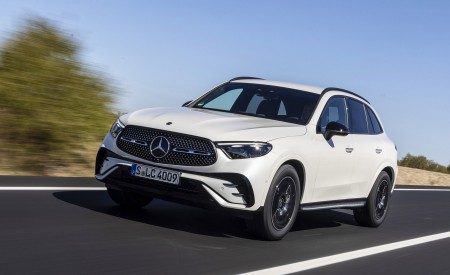 2023 Mercedes-Benz GLC 220d 4MATIC AMG Line (Color: MANUFAKTUR Diamond White Bright) Front Three-Quarter Wallpapers 450x275 (7)