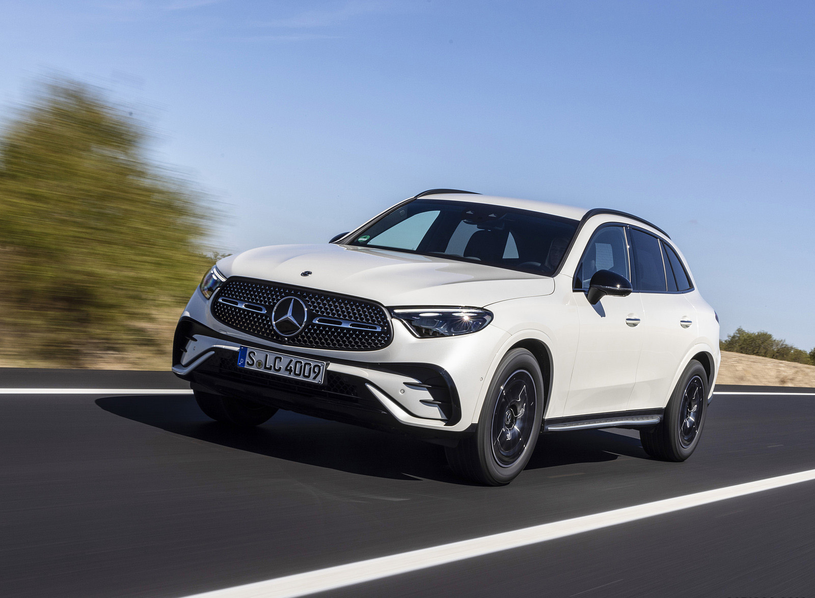 2023 Mercedes-Benz GLC 220d 4MATIC AMG Line (Color: MANUFAKTUR Diamond White Bright) Front Three-Quarter Wallpapers (7)
