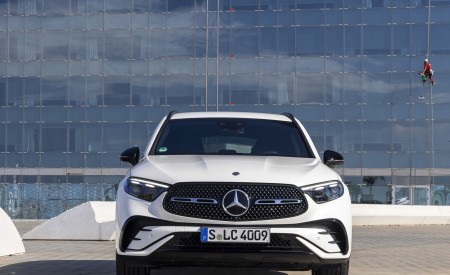 2023 Mercedes-Benz GLC 220d 4MATIC AMG Line (Color: MANUFAKTUR Diamond White Bright) Front Wallpapers 450x275 (19)