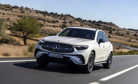 2023 Mercedes-Benz GLC 220d 4MATIC AMG Line (Color: MANUFAKTUR Diamond White Bright) Front Wallpapers 450x275 (3)