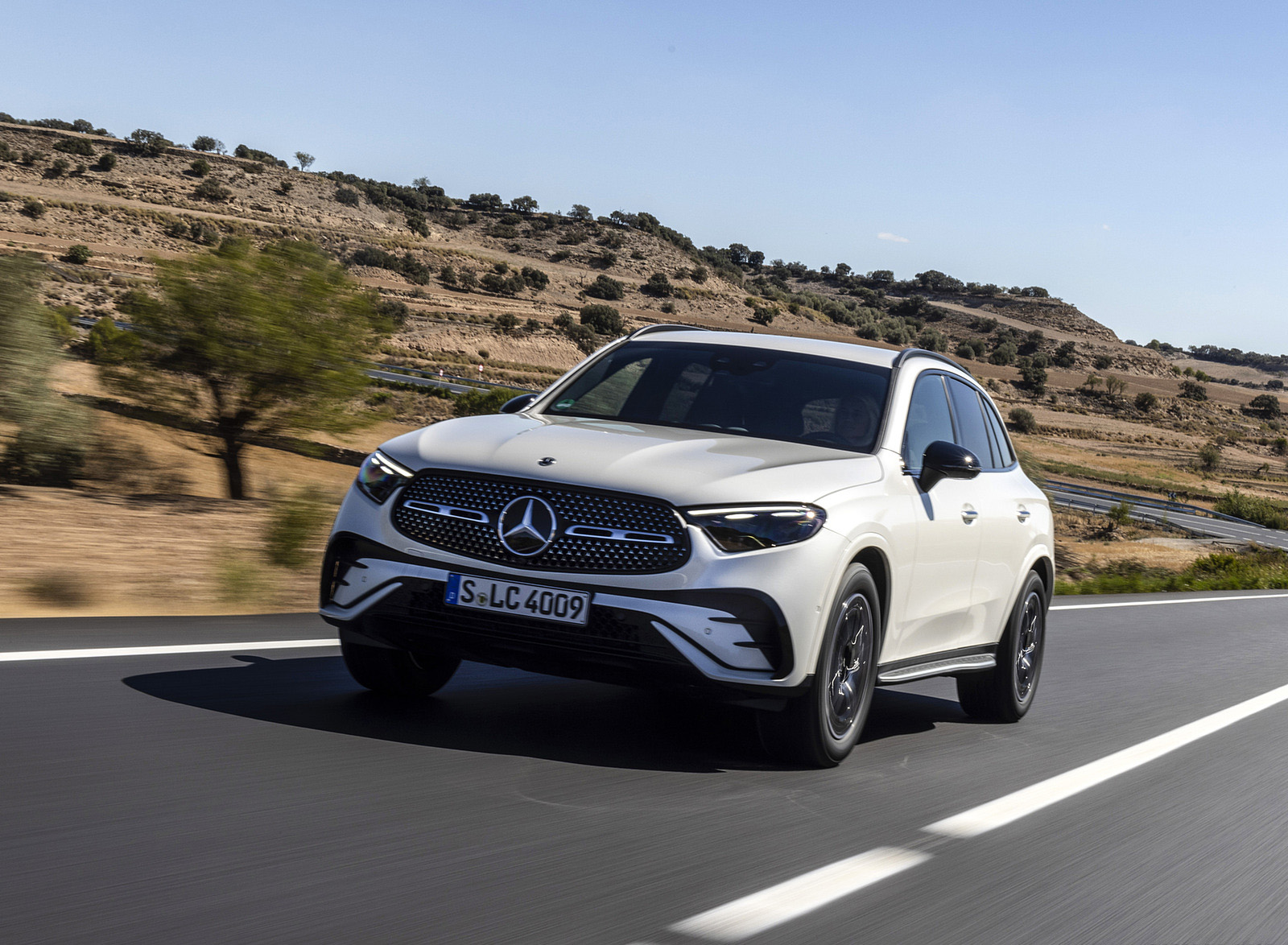 2023 Mercedes-Benz GLC 220d 4MATIC AMG Line (Color: MANUFAKTUR Diamond White Bright) Front Wallpapers (4)