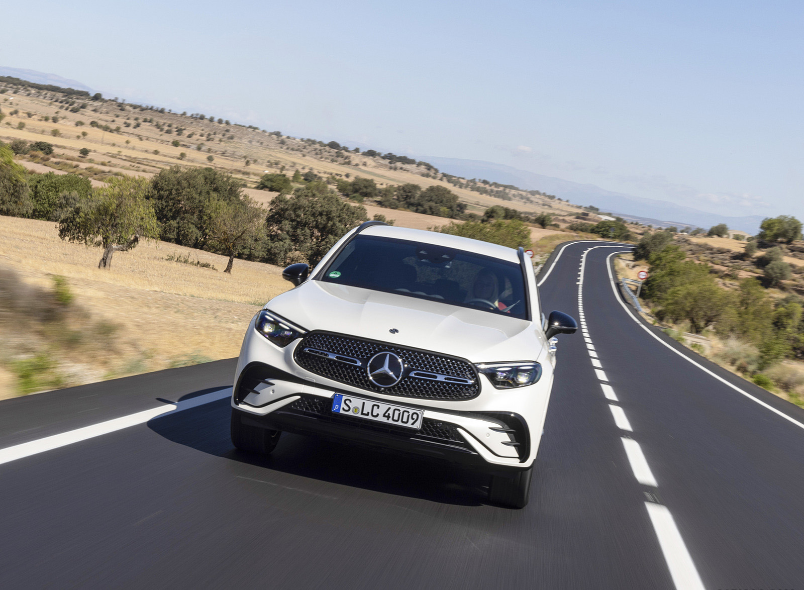 2023 Mercedes-Benz GLC 220d 4MATIC AMG Line (Color: MANUFAKTUR Diamond White Bright) Front Wallpapers (2)