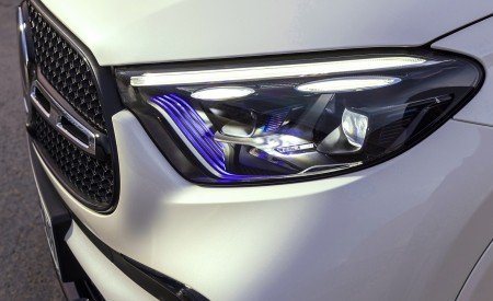 2023 Mercedes-Benz GLC 220d 4MATIC AMG Line (Color: MANUFAKTUR Diamond White Bright) Headlight Wallpapers 450x275 (23)