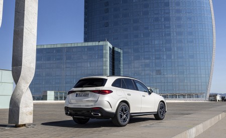 2023 Mercedes-Benz GLC 220d 4MATIC AMG Line (Color: MANUFAKTUR Diamond White Bright) Rear Three-Quarter Wallpapers  450x275 (20)
